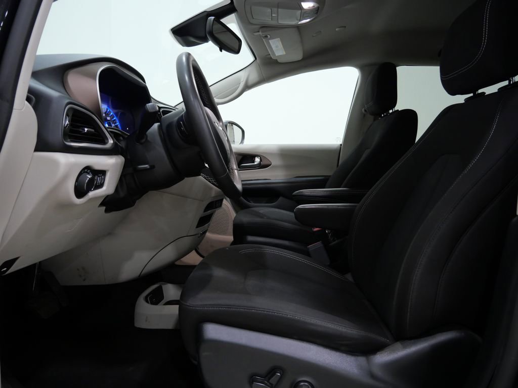 Used 2023 Chrysler Voyager LX image 11
