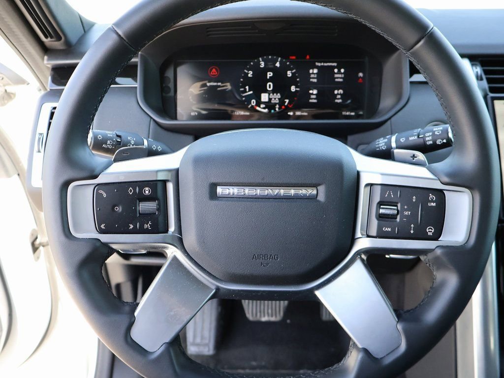 Used 2025 Land Rover Discovery S image 31