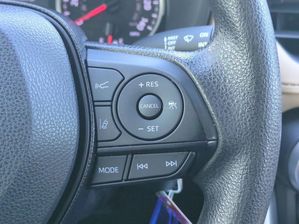 Used 2021 Toyota RAV4 LE image 19