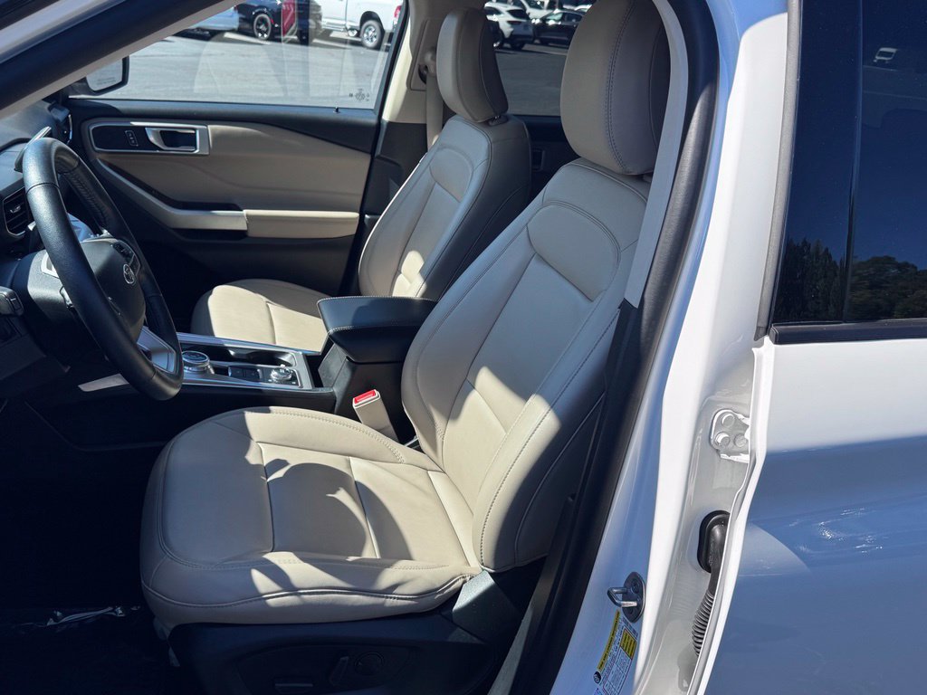 Used 2022 Ford Explorer XLT w/ Equipment Group 202A AWD/4WD image 18