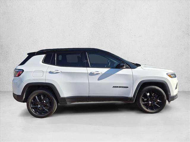 Used 2024 Jeep Compass Latitude w/ Convenience Group AWD/4WD image 4