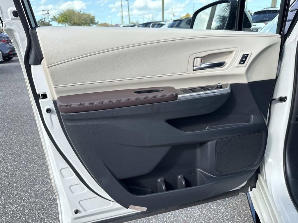 Used 2021 Toyota Sienna Platinum image 22