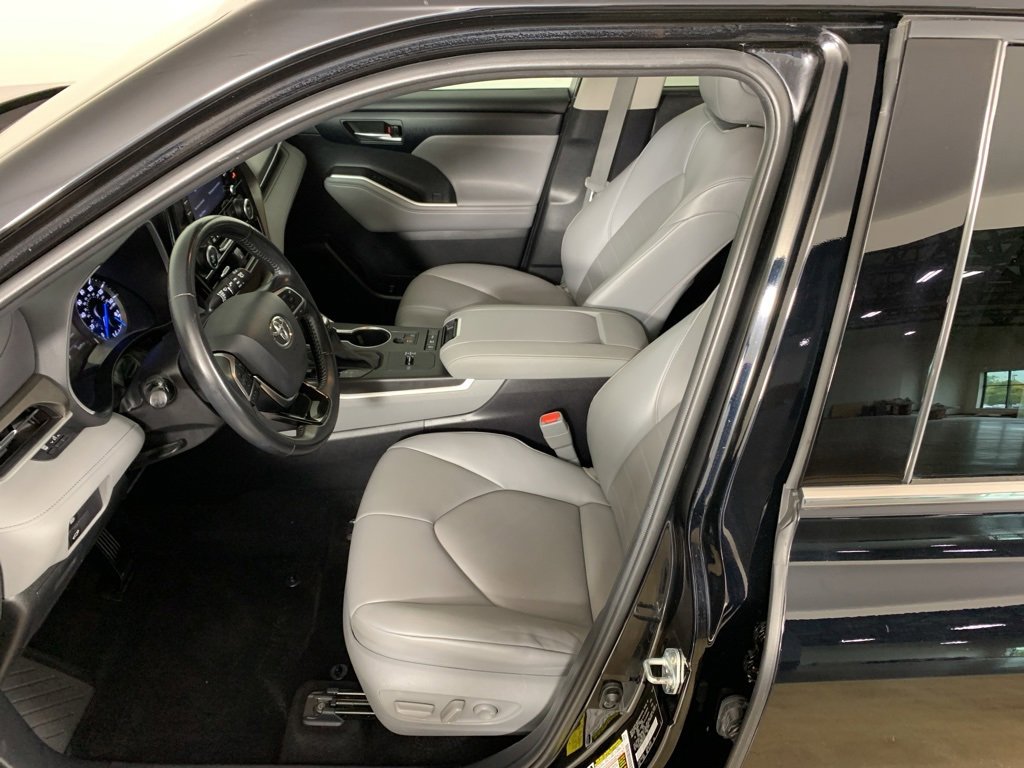 Used 2021 Toyota Highlander XLE image 19