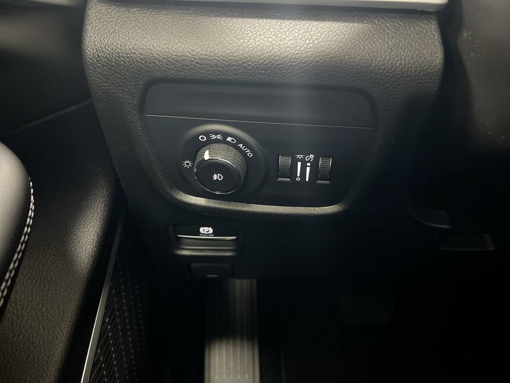 New 2026 Jeep Grand Cherokee Limited w/ Limited Altitude Package AWD/4WD image 19