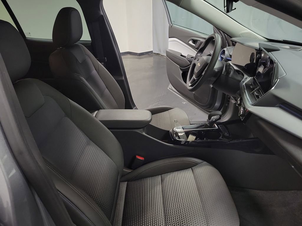 Used 2025 Chevrolet Trax LT image 22
