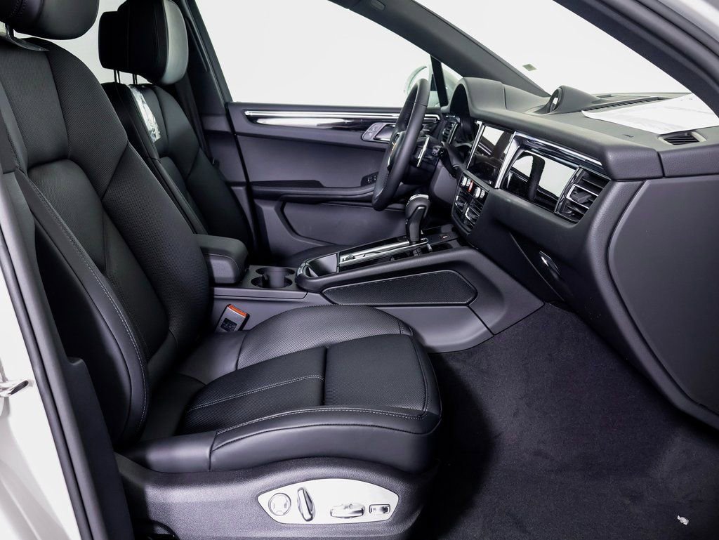 Certified 2025 Porsche Macan image 8