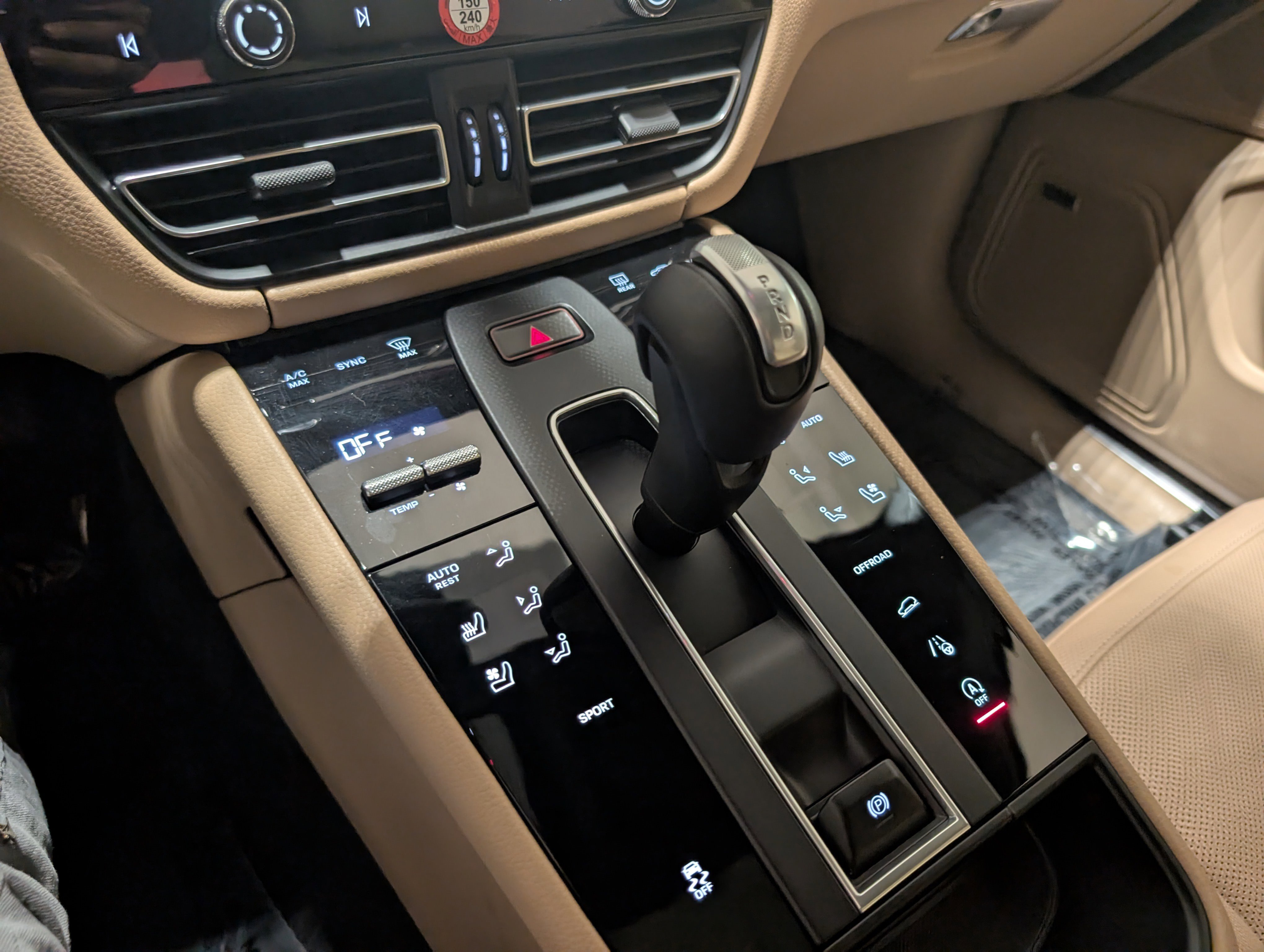 Certified 2025 Porsche Macan image 40