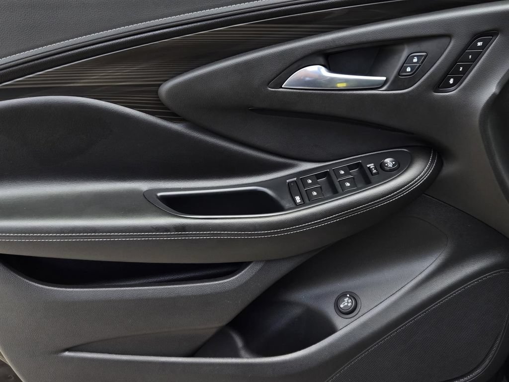 Used 2020 Buick Envision Essence FWD image 17