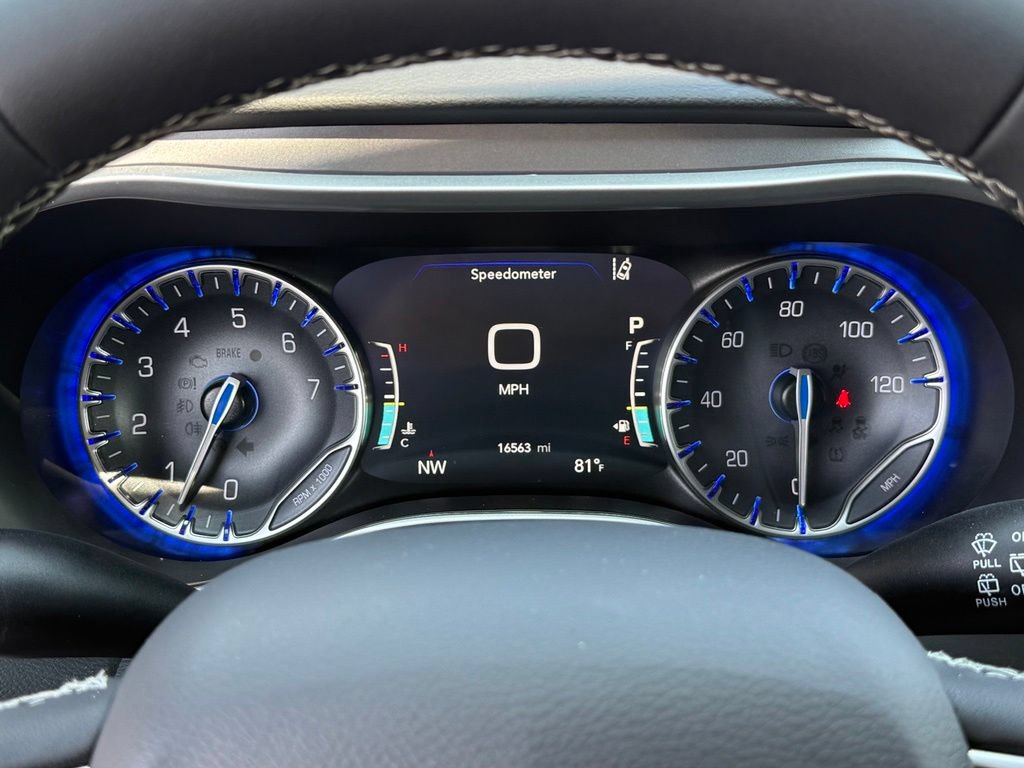 Used 2026 Chrysler Pacifica Select FWD image 33