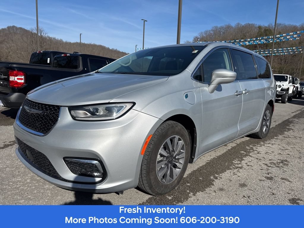 Used 2022 Chrysler Pacifica Touring-L FWD image 1