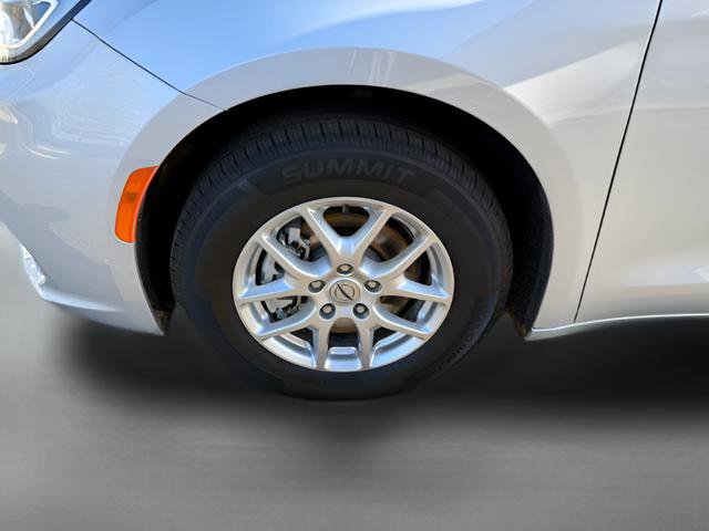 Used 2024 Chrysler Pacifica Touring-L FWD image 25