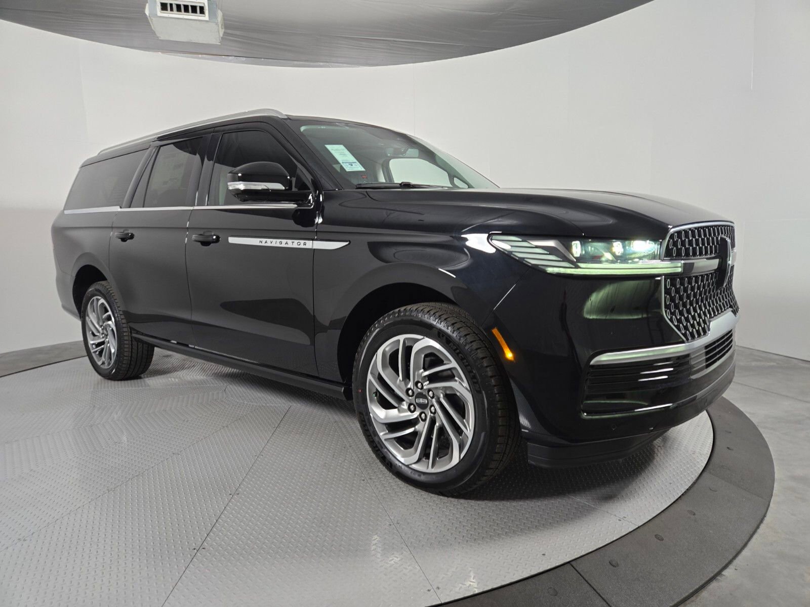 New 2025 Lincoln Navigator L Reserve image 2