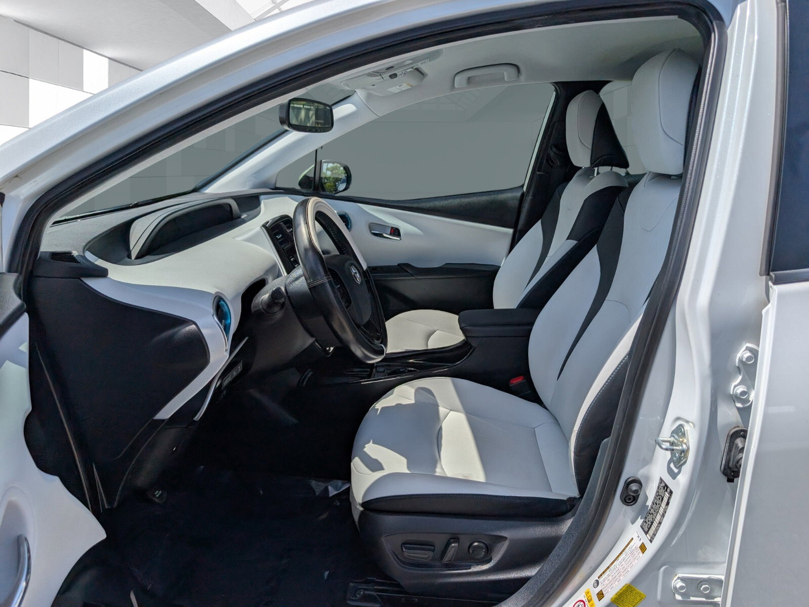 Used 2021 Toyota Prius XLE image 9