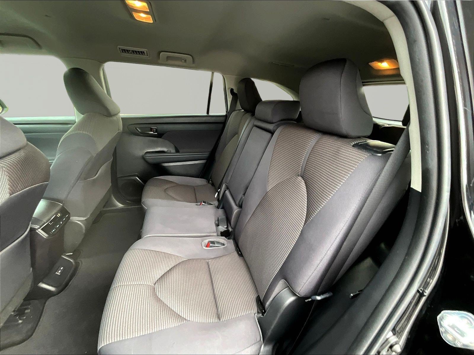 Used 2022 Toyota Highlander LE AWD/4WD image 22