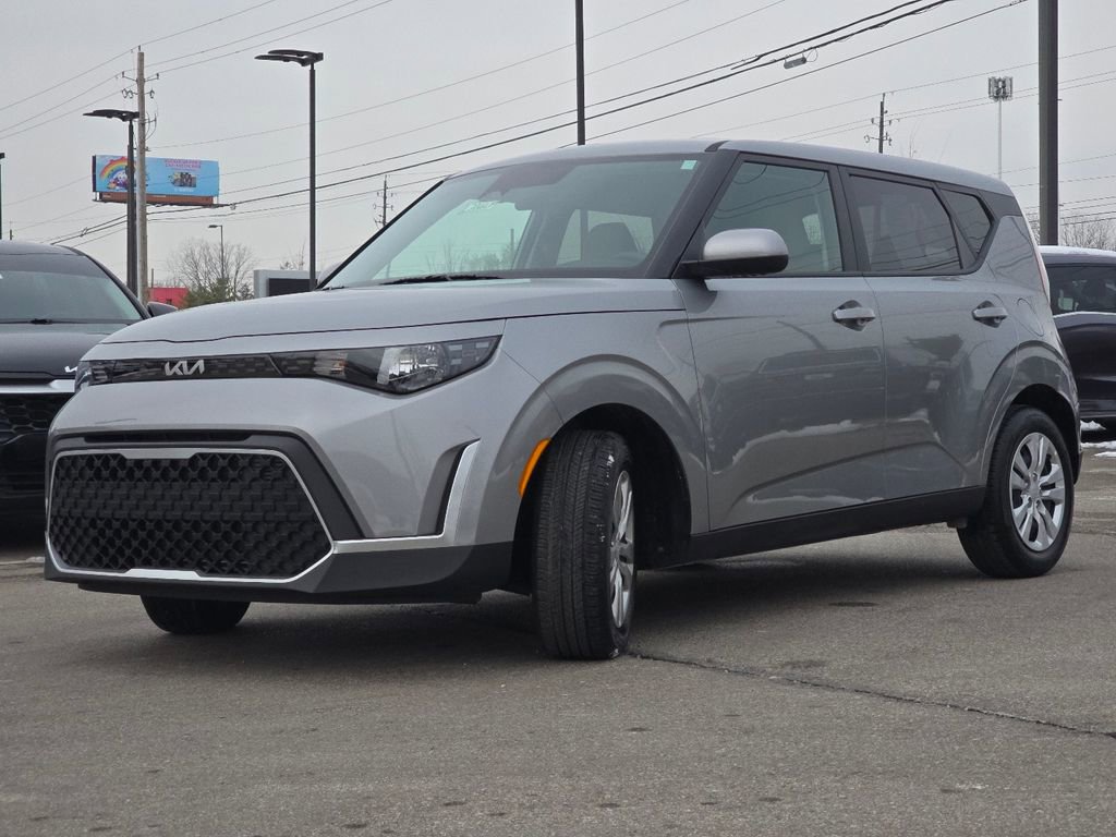 Used 2025 Kia Soul LX image 11