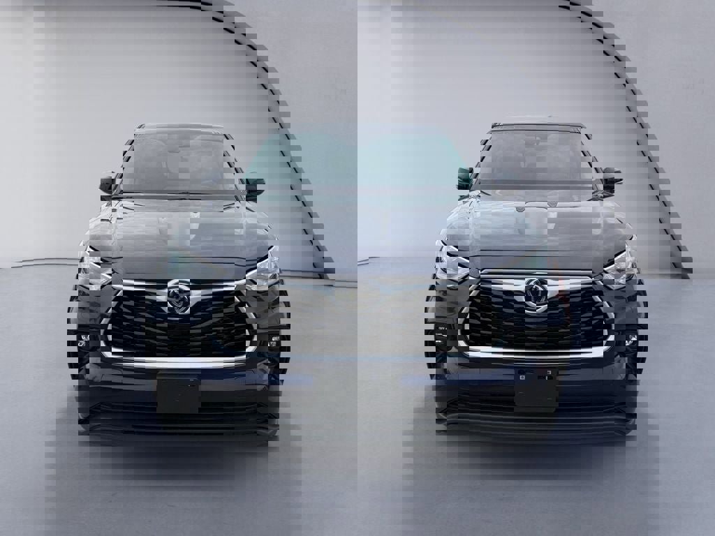 Used 2025 Toyota Highlander LE image 8