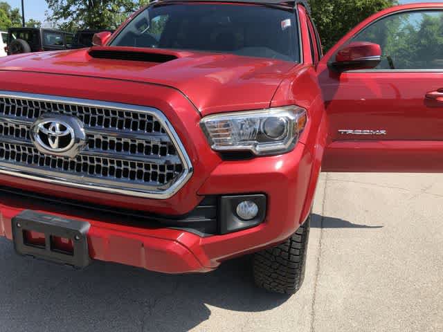 Used 2016 Toyota Tacoma TRD Sport w/ Exterior Package AWD/4WD image 19