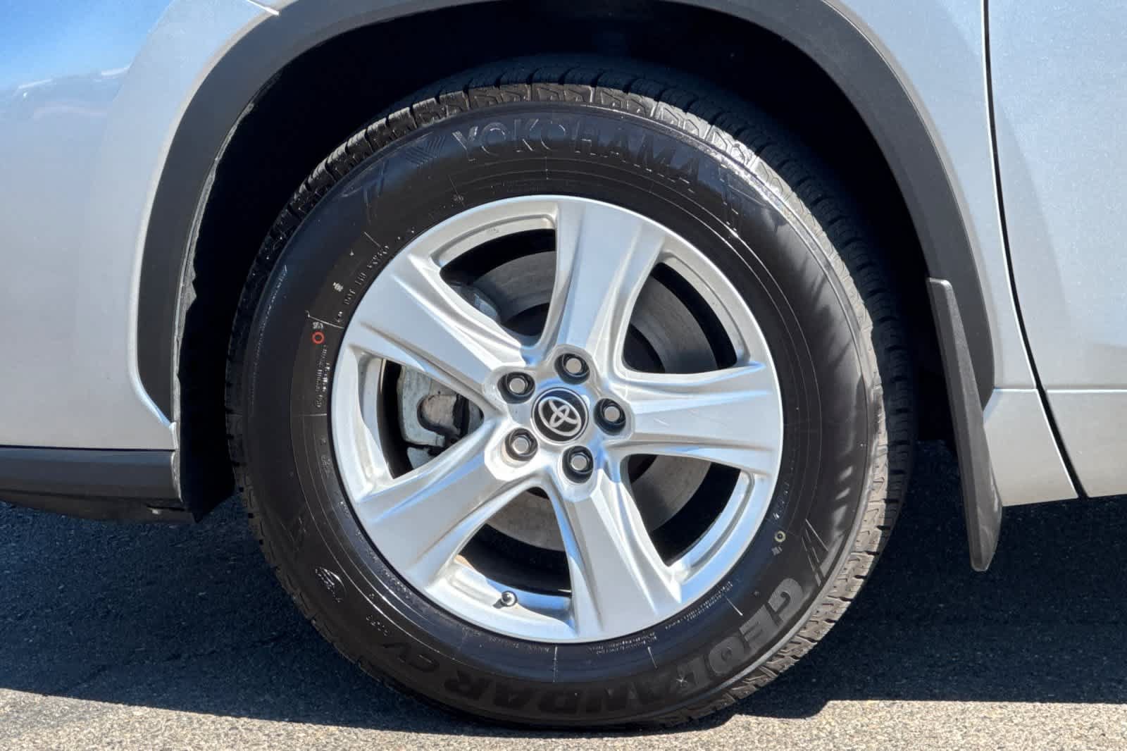 Used 2023 Toyota Highlander LE FWD image 32