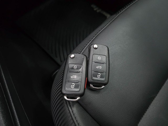 Used 2014 Volkswagen Beetle R-Line FWD image 38