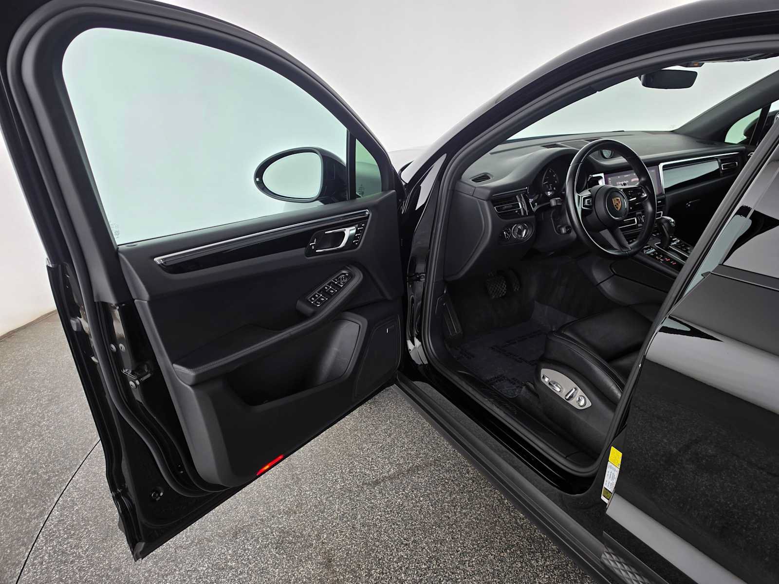 Used 2024 Porsche Macan AWD/4WD image 19