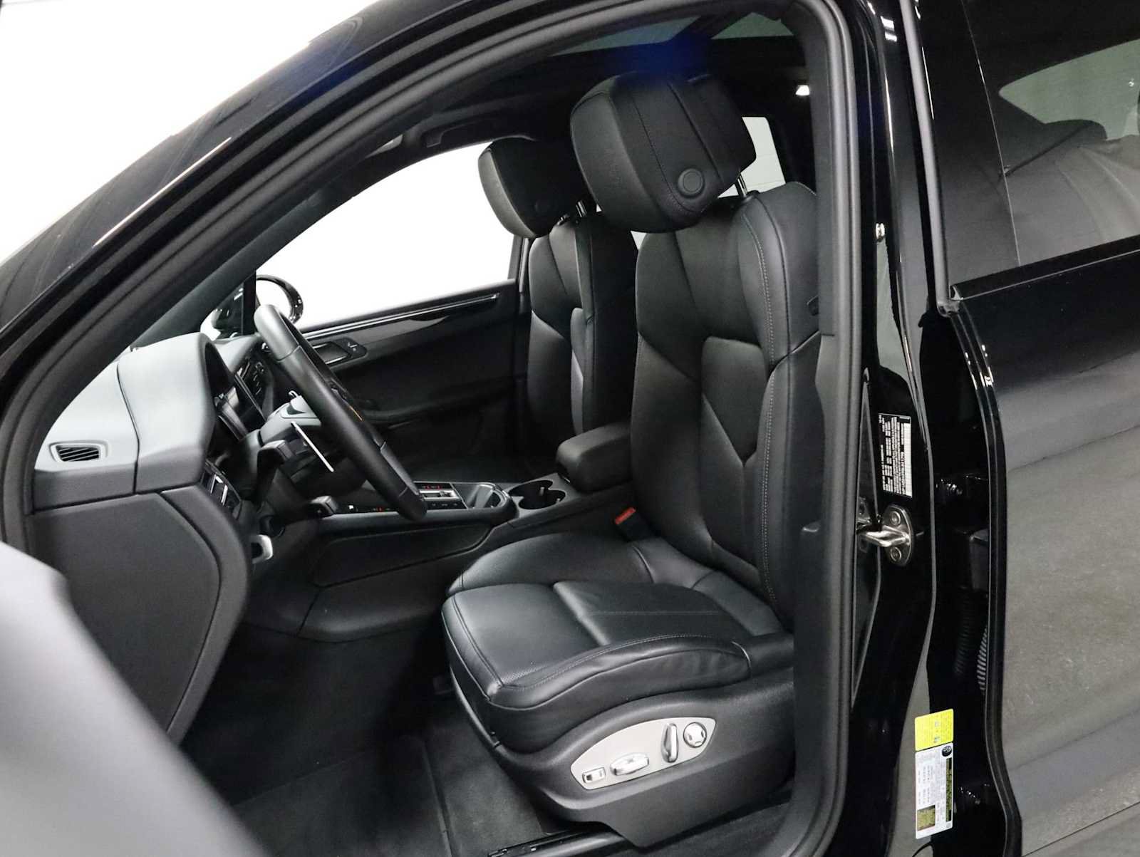 Certified 2025 Porsche Macan S AWD/4WD image 5