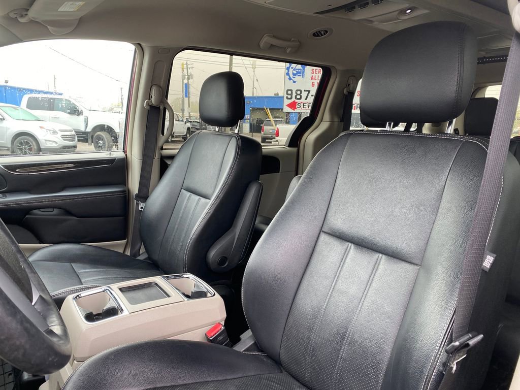Used 2012 Chrysler Town & Country Touring-L w/ Driver Convenience Group FWD image 10