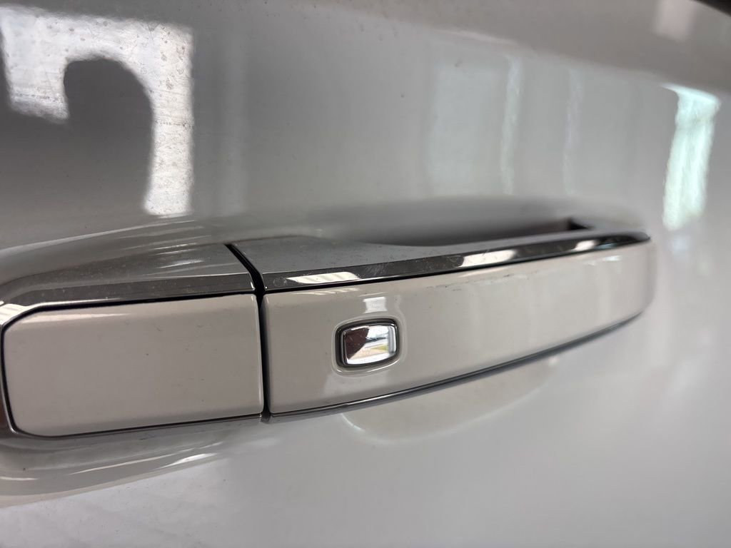 Used 2023 Chevrolet Suburban Premier image 12