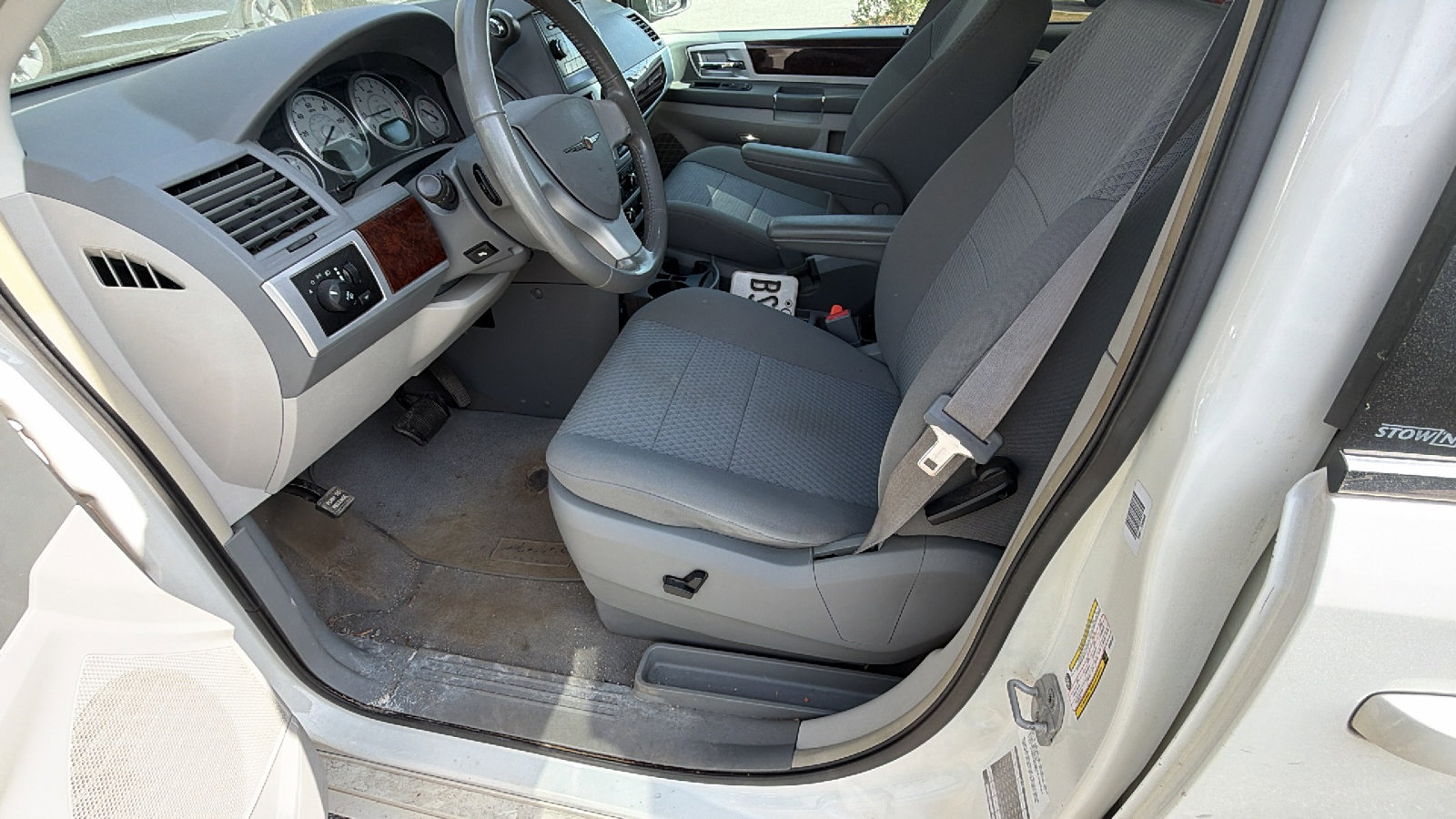 Used 2010 Chrysler Town & Country Touring image 16