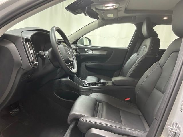 Used 2025 Volvo XC40 B5 Plus image 10