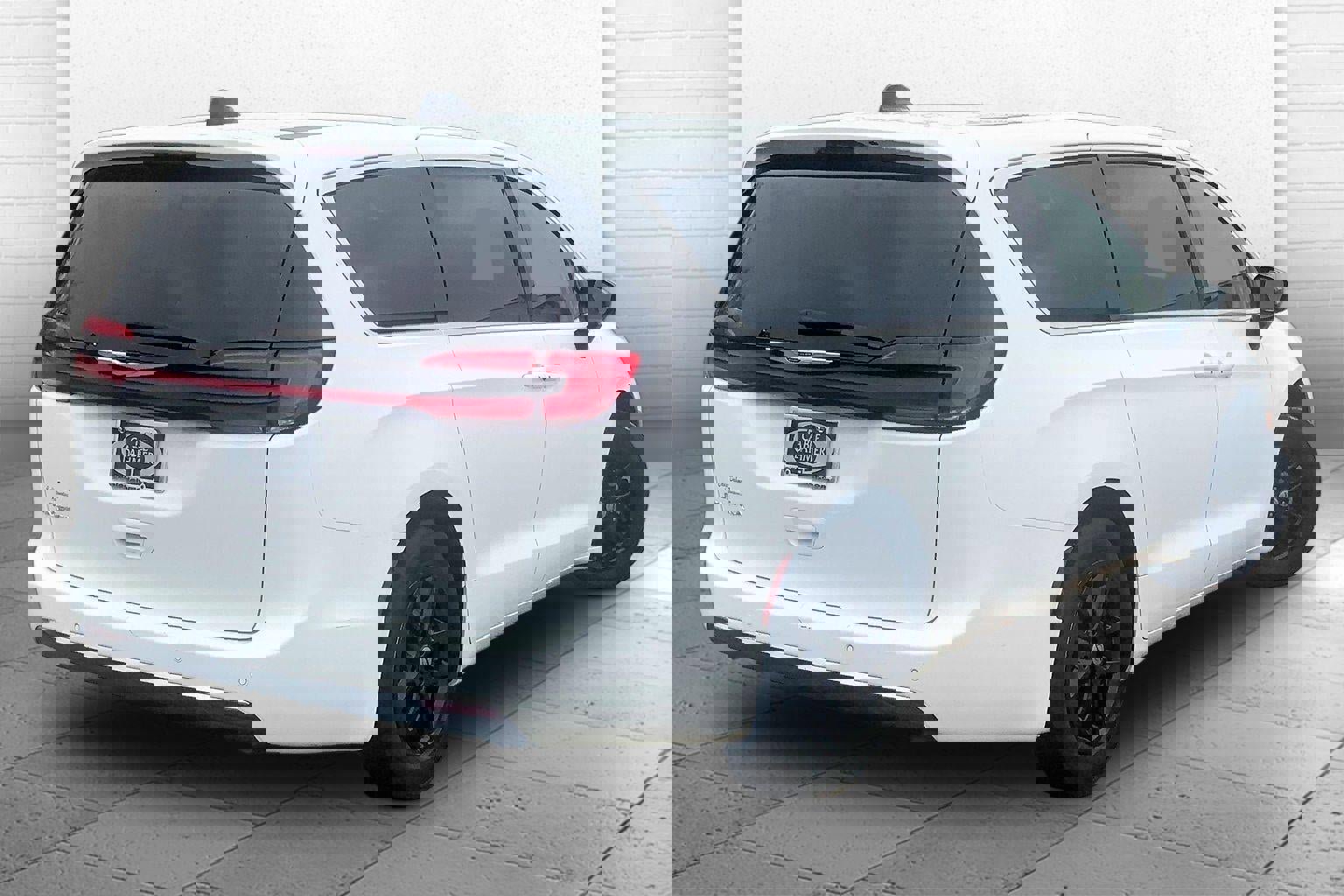 Used 2024 Chrysler Pacifica Touring-L image 13