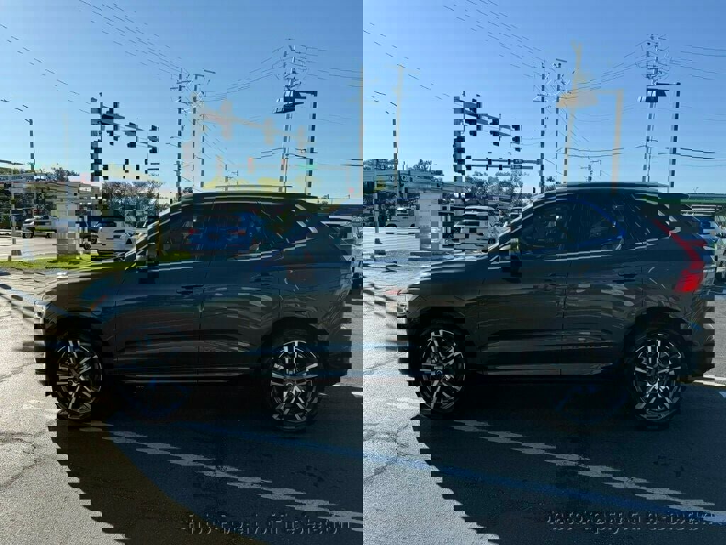 Used 2018 Volvo XC60 T6 Momentum w/ Vision Package image 10