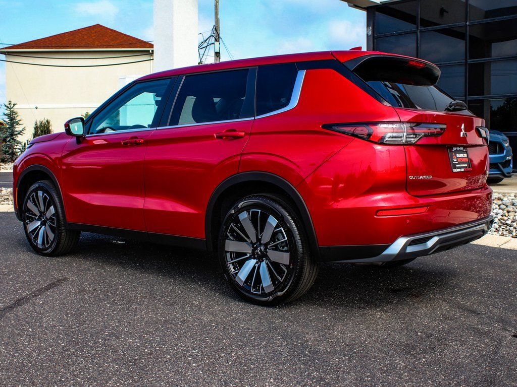 Used 2025 Mitsubishi Outlander SE AWD/4WD image 4