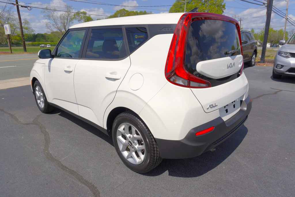 Used 2022 Kia Soul LX w/ Technology Package FWD image 8