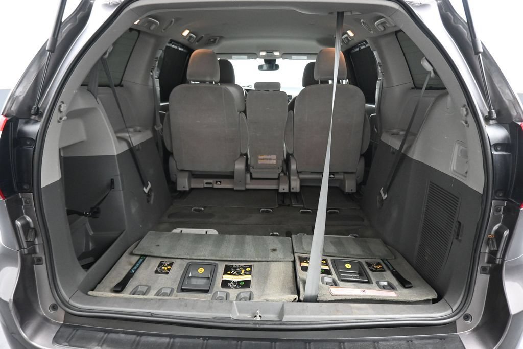Used 2018 Toyota Sienna LE w/ Carpet Mat Package FWD image 55