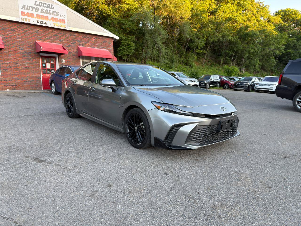 Used 2025 Toyota Camry SE w/ Convenience Package FWD image 3