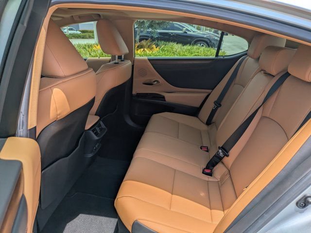 Used 2025 Lexus ES 300h w/ Premium Package FWD image 13