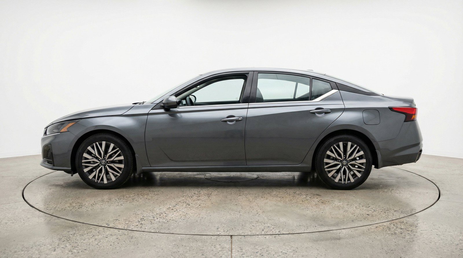 Used 2025 Nissan Altima 2.5 SV FWD image 5
