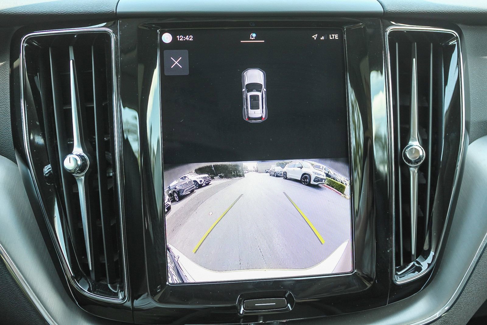 Used 2025 Volvo XC60 B5 Core AWD/4WD image 24