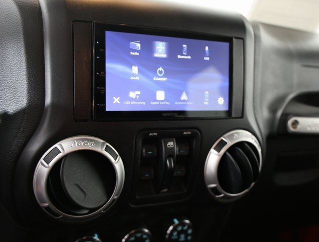 Used 2015 Jeep Wrangler Unlimited Sahara w/ Connectivity Group image 13