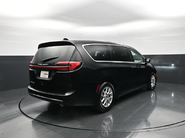 Used 2024 Chrysler Pacifica Touring-L FWD image 8