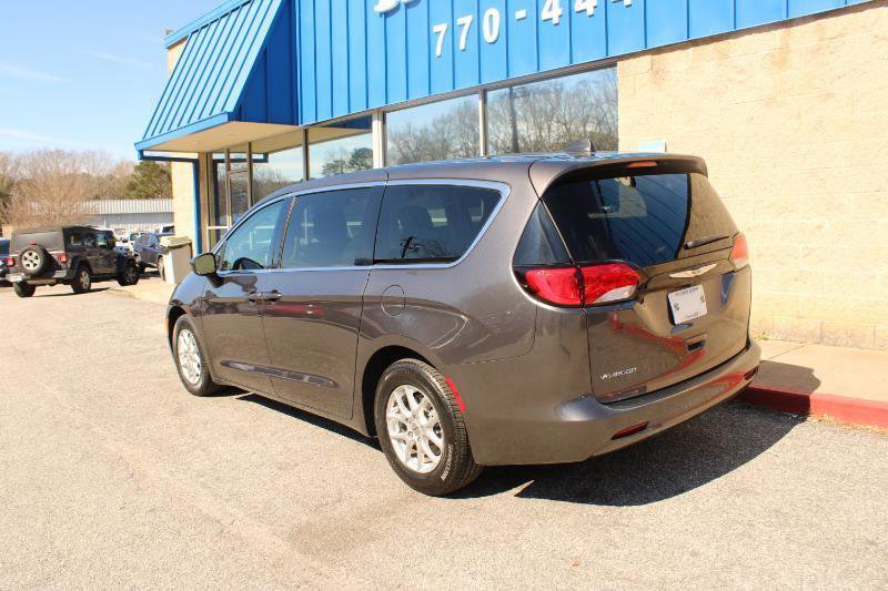 Used 2022 Chrysler Voyager LX image 5