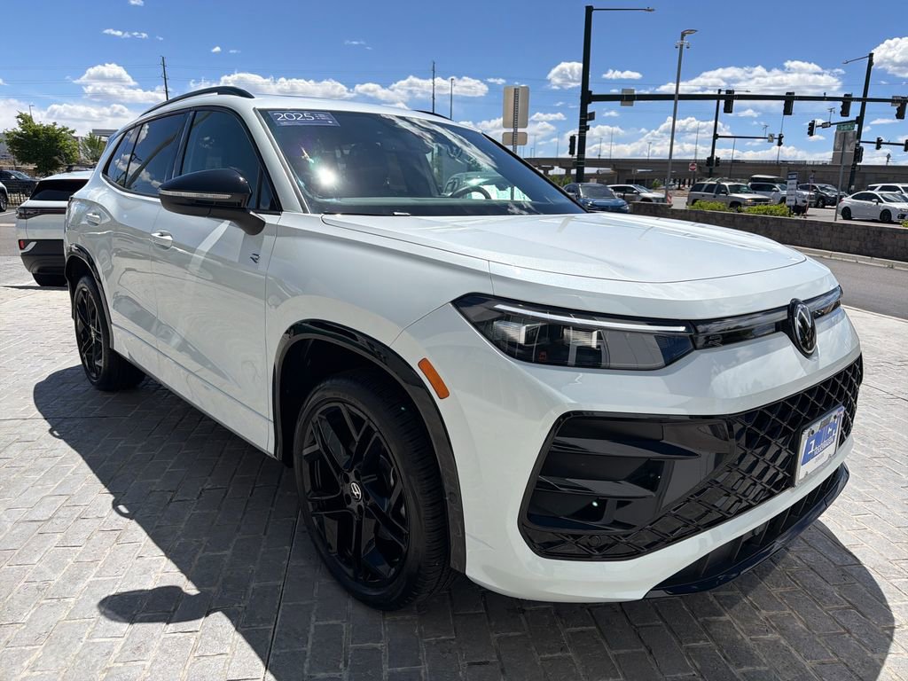 Certified 2025 Volkswagen Tiguan SE R-Line AWD/4WD image 8