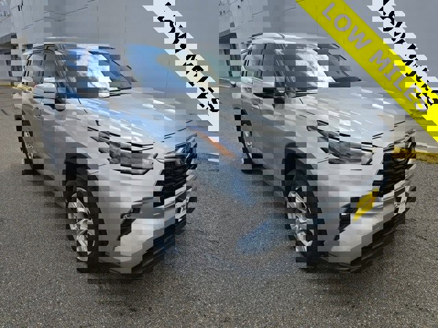 Used 2024 Toyota Highlander LE image 4