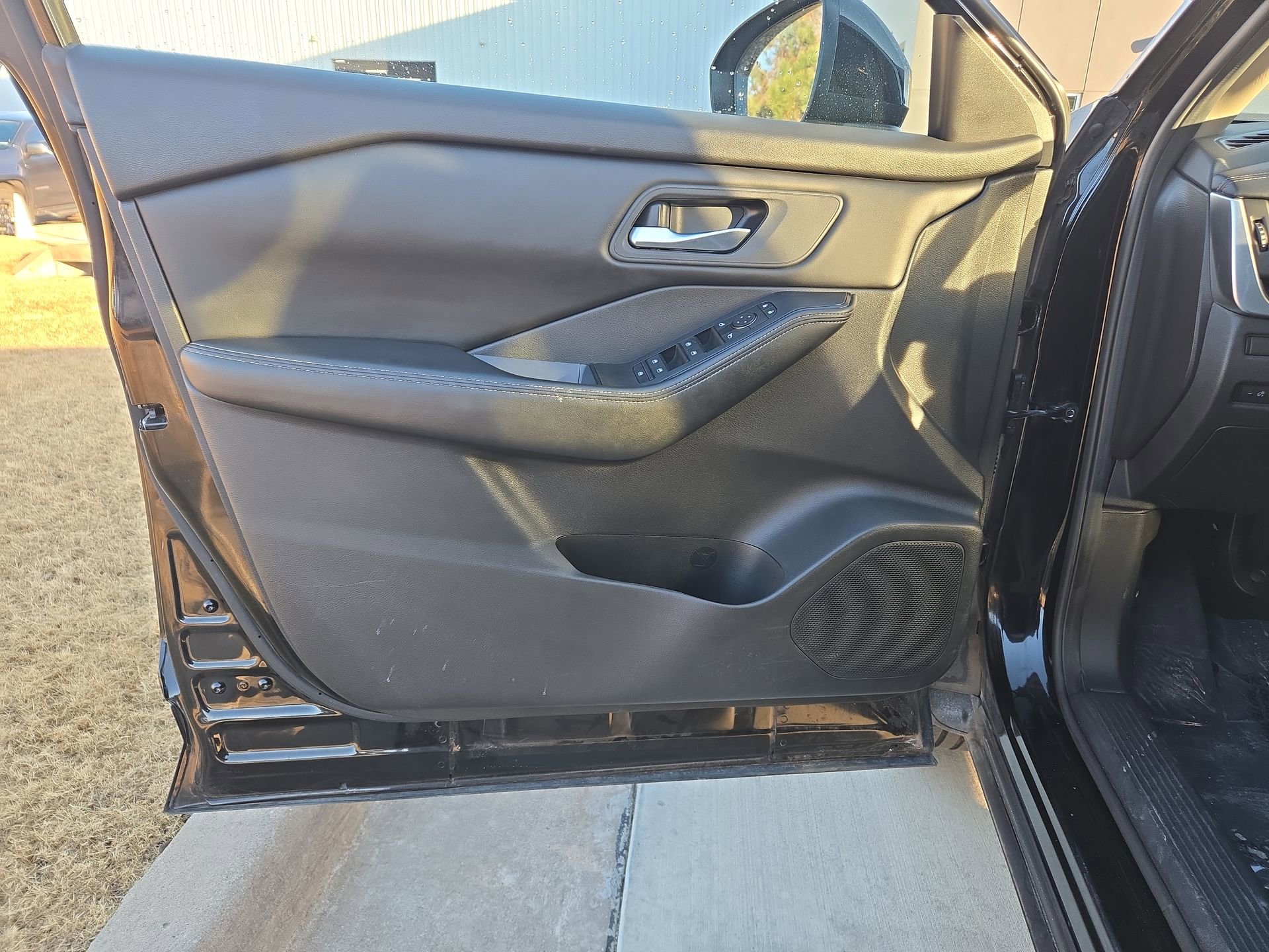 Used 2024 Nissan Rogue SV image 40