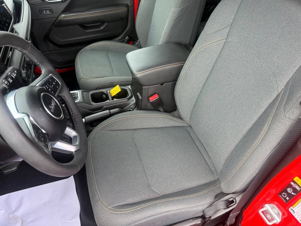 Used 2025 Jeep Wrangler Unlimited Sahara w/ Safety Group AWD/4WD image 19