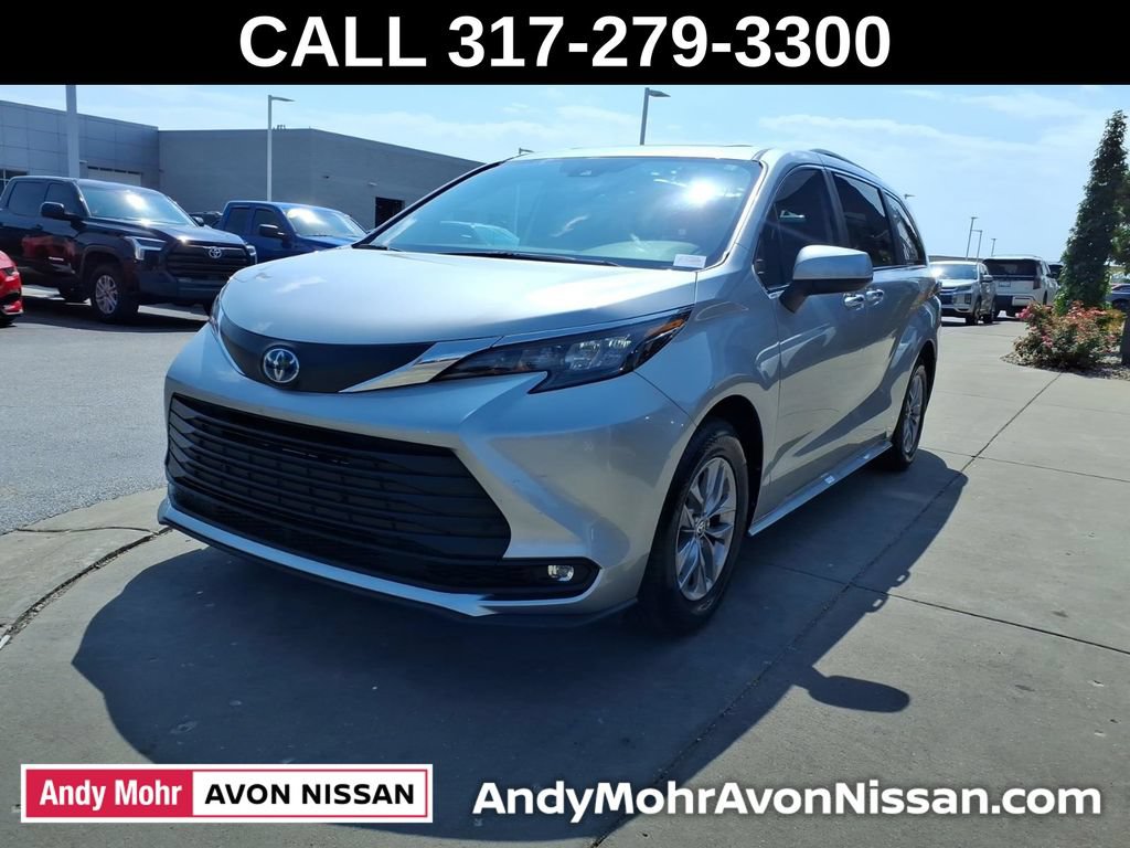 Used 2025 Toyota Sienna XLE FWD image 4