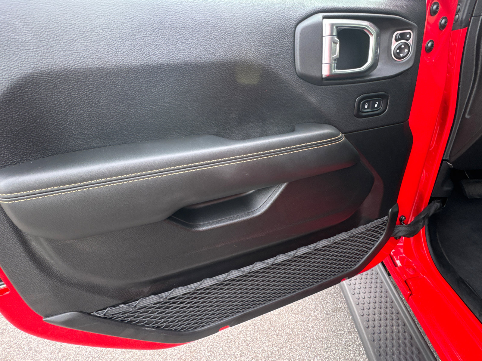 Used 2025 Jeep Wrangler Sahara image 10