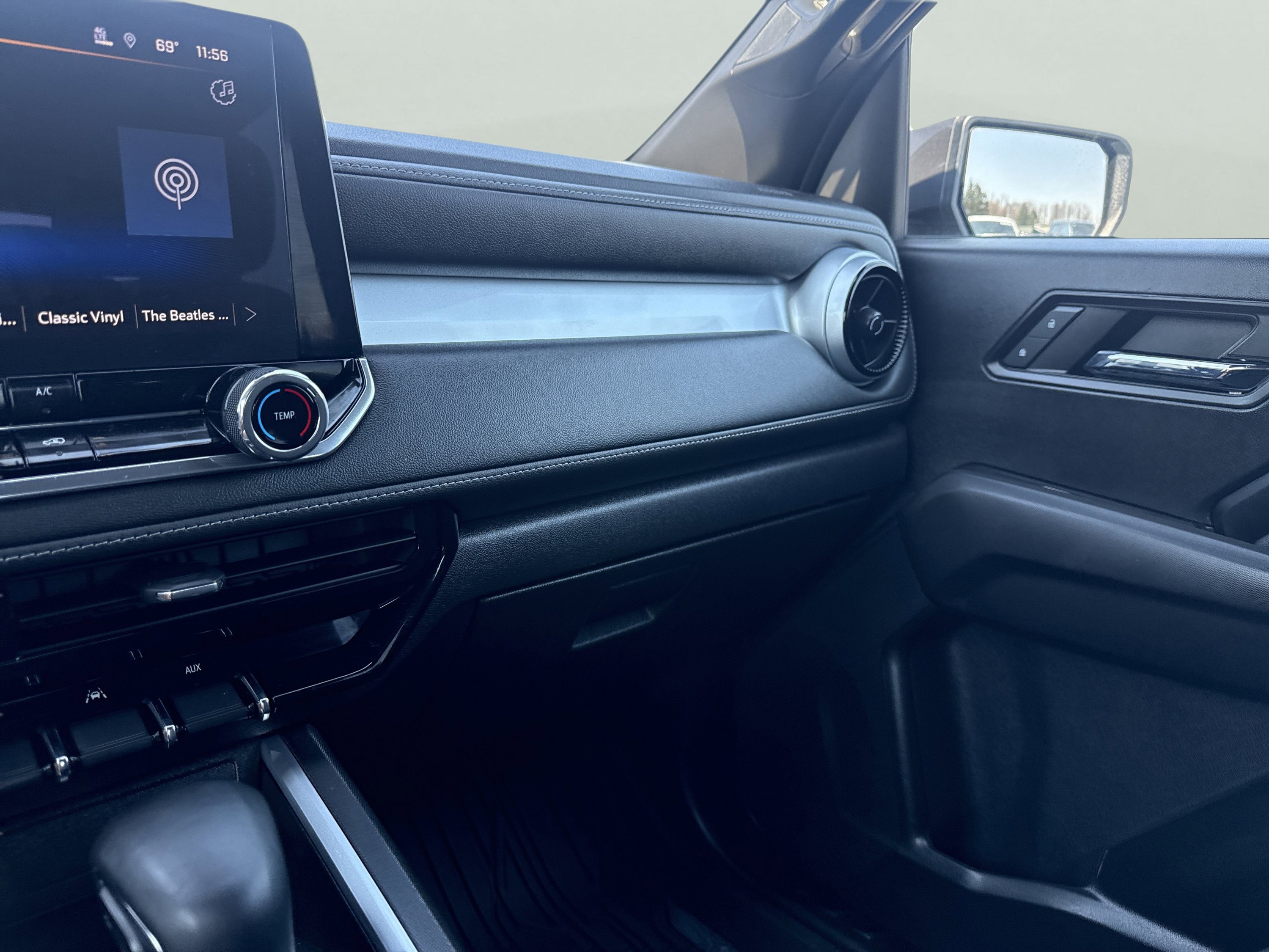 Used 2024 Chevrolet Colorado LT AWD/4WD image 17