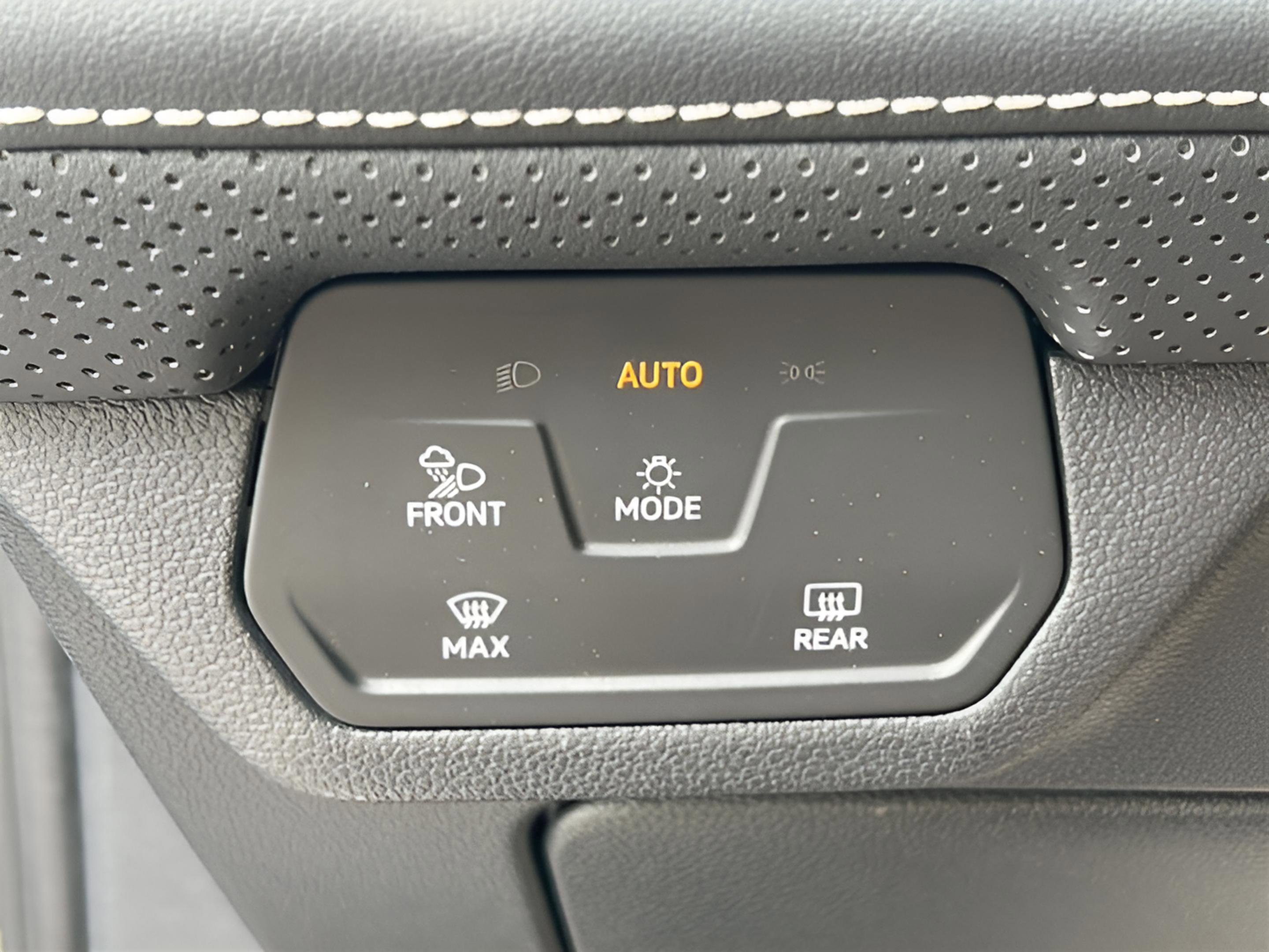 Used 2025 Volkswagen Atlas Cross Sport SE AWD/4WD image 11