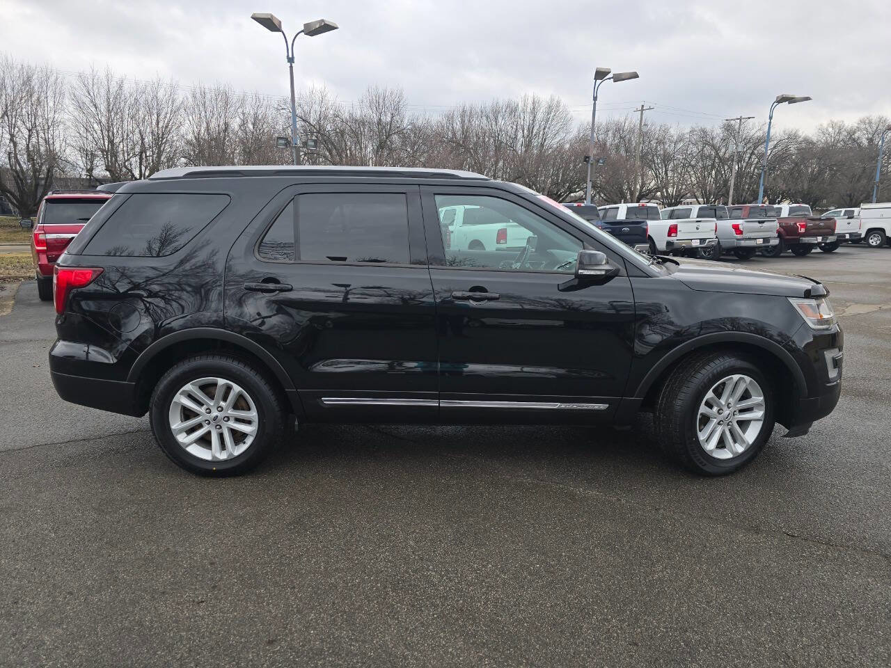 Used 2017 Ford Explorer XLT w/ Equipment Group 201A image 4